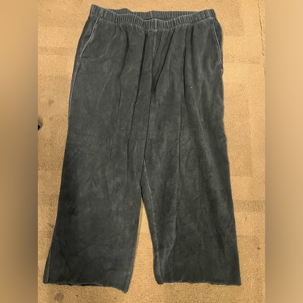 Comfy black cropped pants